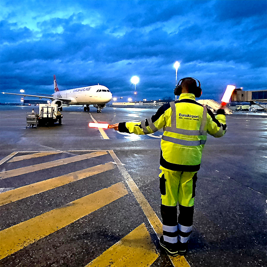 Une photo d'un marshall qui travaille sur le Tarmac